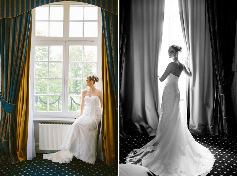 Braut öffnet den Vorhang und schaut aus dem Fenster - Sportschloss Velen