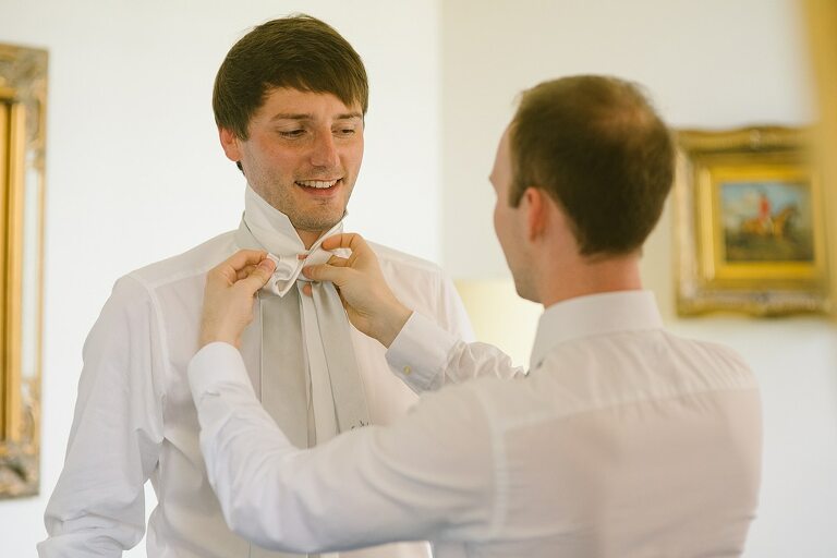Bräutigam bekommt Krawatte umgebunden - Sportschloss Velen