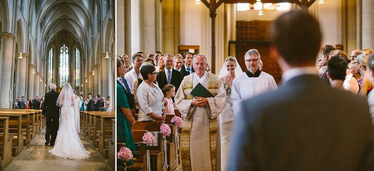 Braut und Bräutigam treffen in der Kirche aufeinander - Sportschloss Velen