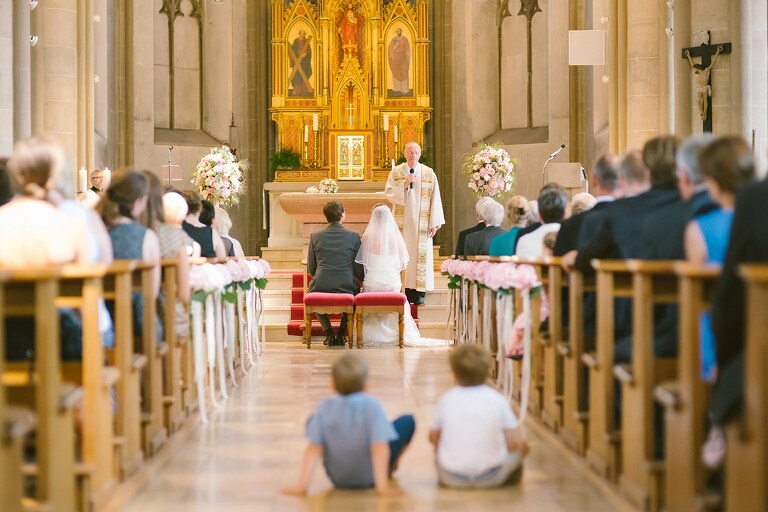 Kinder schauen sich die Trauung eines Brautpaares in der Kirche an - Sportschloss Vele