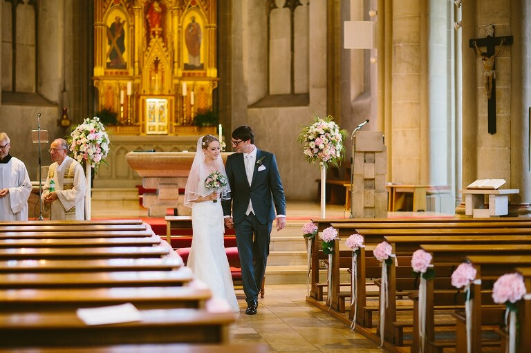 Braut und Bräutigam ziehen aus der Kirche aus - Sportschloss Velen