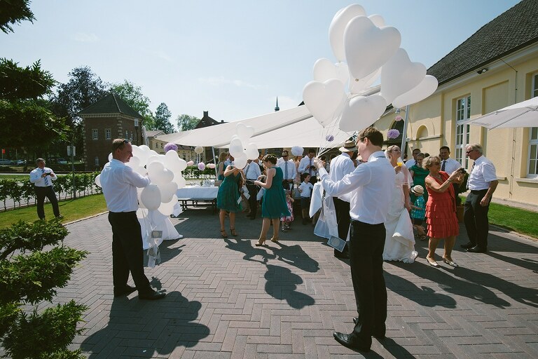 Hochzeitsgesellschaft mit Luftballons - Sportschloss Velen