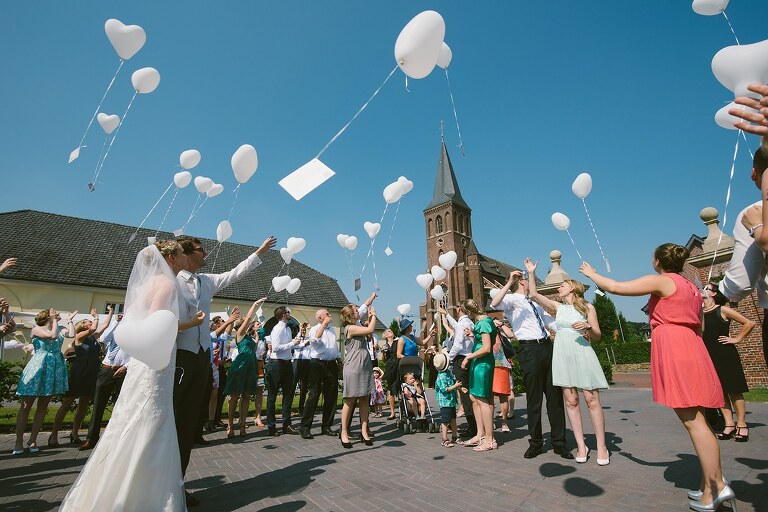 Brautpaar lässt Luftballons in den Himmel steigen - Sportschloss Velen