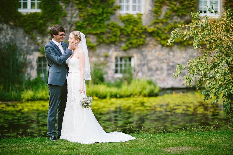 Brautpaar im Garten an einem Teich - Sportschloss Velen