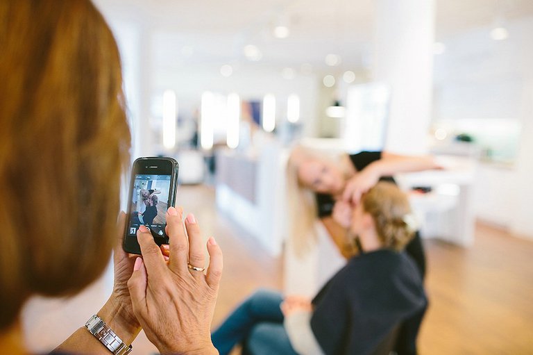 Brautmutter macht Bild von der Tochter