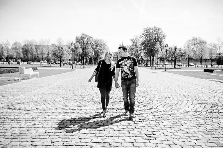 Verliebtes Paar vor dem Schloss in Münster