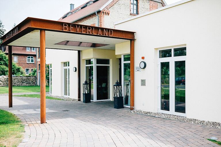Eingang Beverland Resort