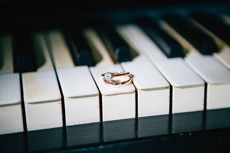 Ring mit Diamant auf einem Klavier - Hochzeitsfotograf Beverland - Hochzeitsreportage Beverland - Hochzeitsreportage Beverland