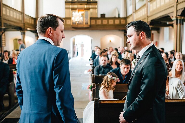 Bräutigam wartet auf Braut vor dem Altar