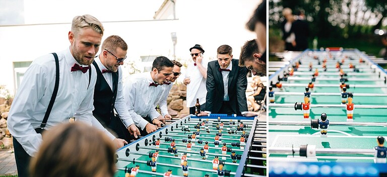Hochzeitsgäste am Fussballkicker