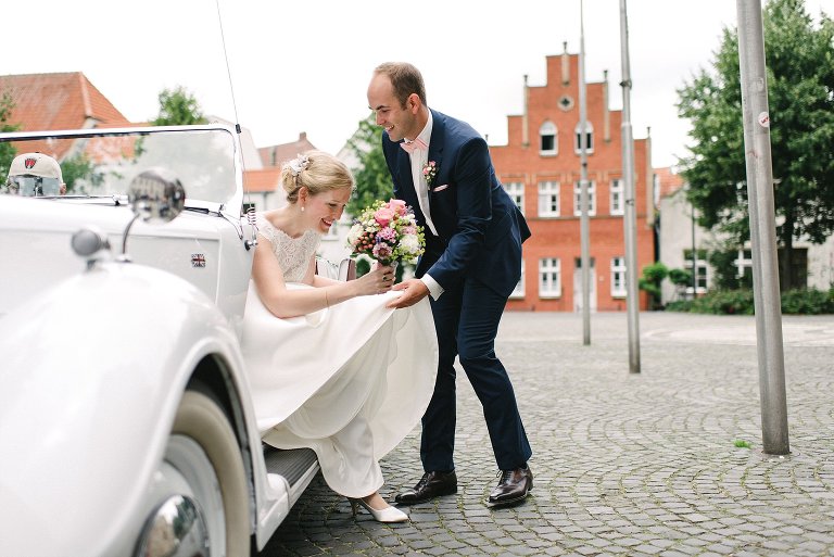 Bräutigam hilft seiner Braut aus dem Wagen ©Markus Koslowski Hochzeitsfotograf Warendorf 