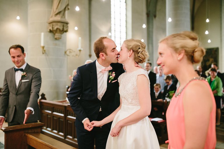 Braut und Bräutigam küssen sich ©Markus Koslowski Hochzeitsfotograf Warendorf 