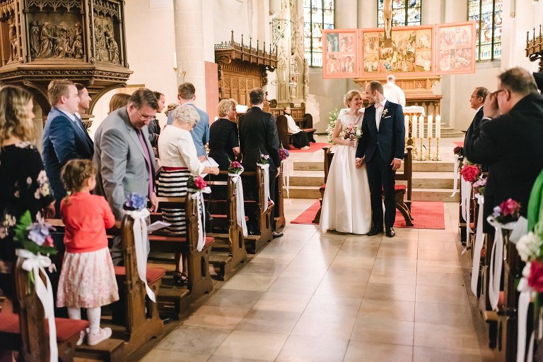 Braut und Bräutigam ziehen aus der Kirche aus ©Markus Koslowski Hochzeitsfotograf Warendorf 