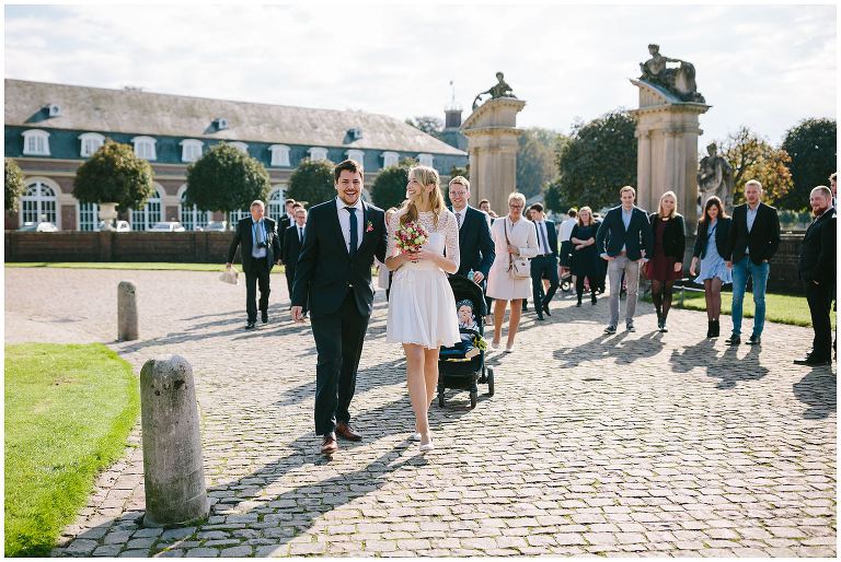 Braut und Bräutigam brechen auf zur Trauung ©Markus Koslowski Hochzeitsfotograf Schloss Nordkirchen