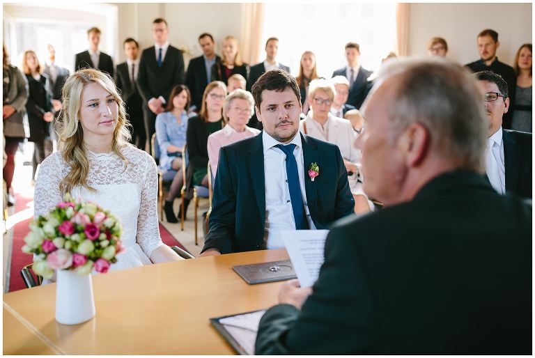 Braut und Bräutigam schauen konzentriert zum Standesbeamten ©Markus Koslowski Hochzeitsfotograf Schloss Nordkirchen