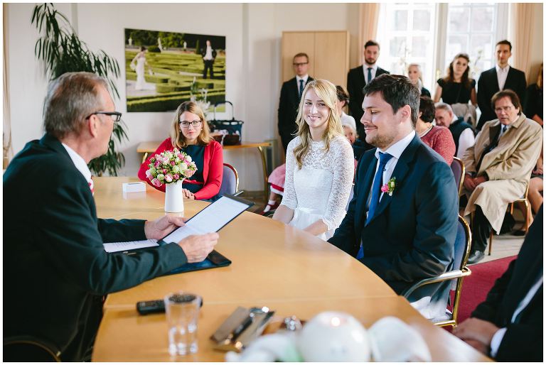 Braut schaut Ihren Bräutigam an und lächelt ©Markus Koslowski Hochzeitsfotograf Schloss Nordkirchen