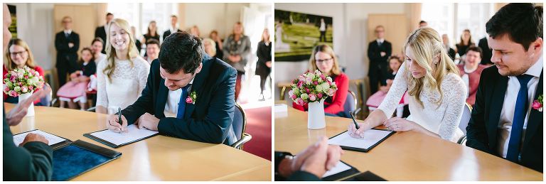 Brautpaar unterschreibt die Eheurkunde vor dem Standesbeamten ©Markus Koslowski Hochzeitsfotograf Schloss Nordkirchen