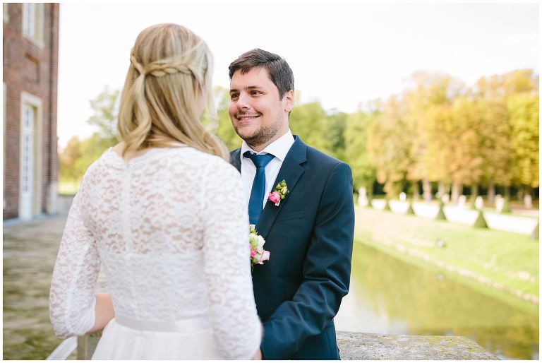 Bräutigam schaut seine Frau verliebt an ©Markus Koslowski Hochzeitsfotograf Schloss Nordkirchen