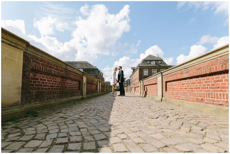 Brautpaar auf der Brücke im Schlosspark Nordkirchen ©Markus Koslowski Hochzeitsfotograf Schloss Nordkirchen