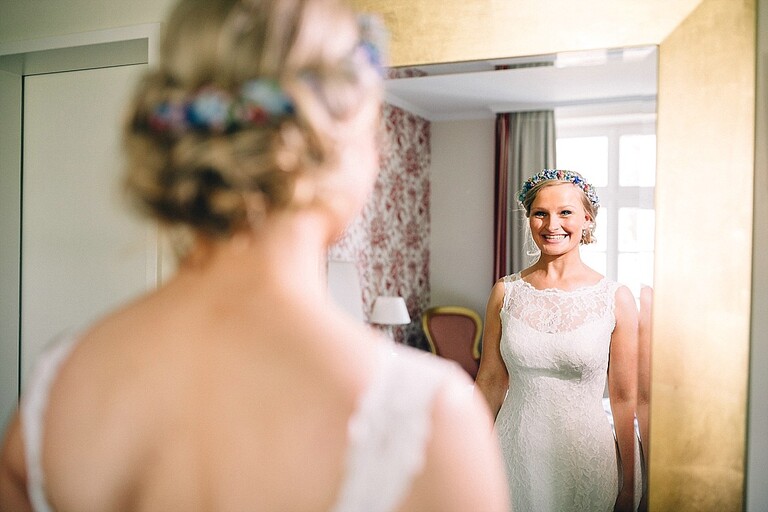 Braut vor dem Spiegel