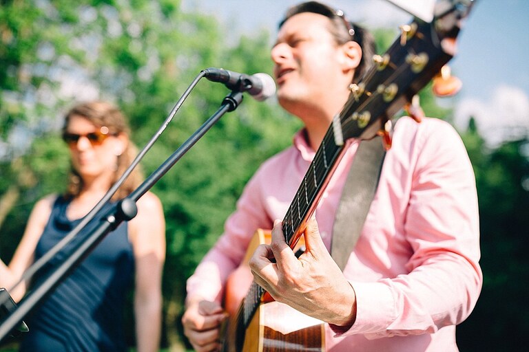 Gitarrenspieler im Garten vom Sportschloss Velen
