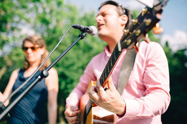 Gitarrenspieler im Garten vom Sportschloss Velen