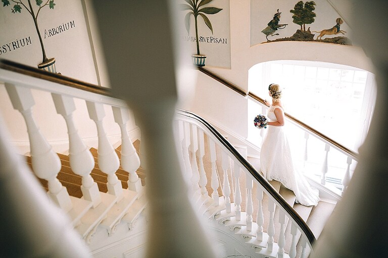 Braut auf der Treppe der Orangerie Sportschloss Velen