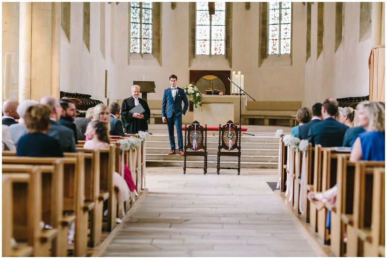 Bräutigam wartet auf seine Braut in der Apostelkirche Münster