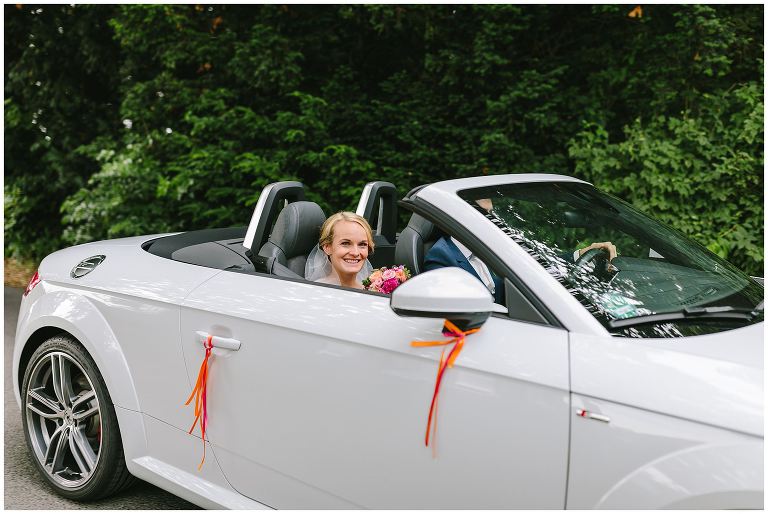 Brautpaar im Auto auf dem Weg zum Gut Havichhorst