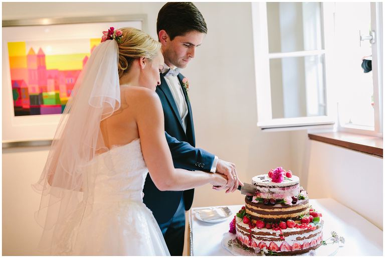 Brautpaar beim Anschneiden der Torte auf dem Gut Havichhorst - Hochzeitsfotograf Gut Havichhorst