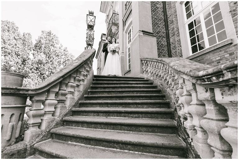 Brautpaar auf einer Treppe