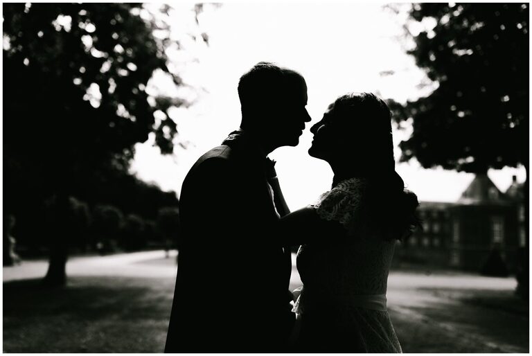 Silhouette von einem Brautpaar