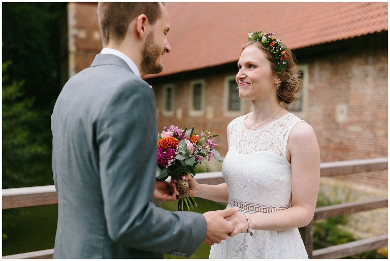Braut schaut glücklich zum Bräutigam ©Hochzeitsfotograf Burg Hülshoff