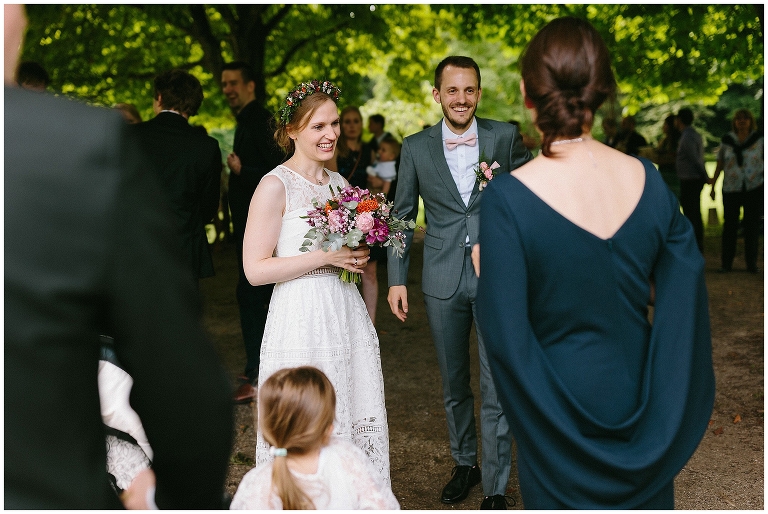 Brautpaar erhält Glückwünsche von den Hochzeitsgästen ©Hochzeitsfotograf Burg Hülshoff