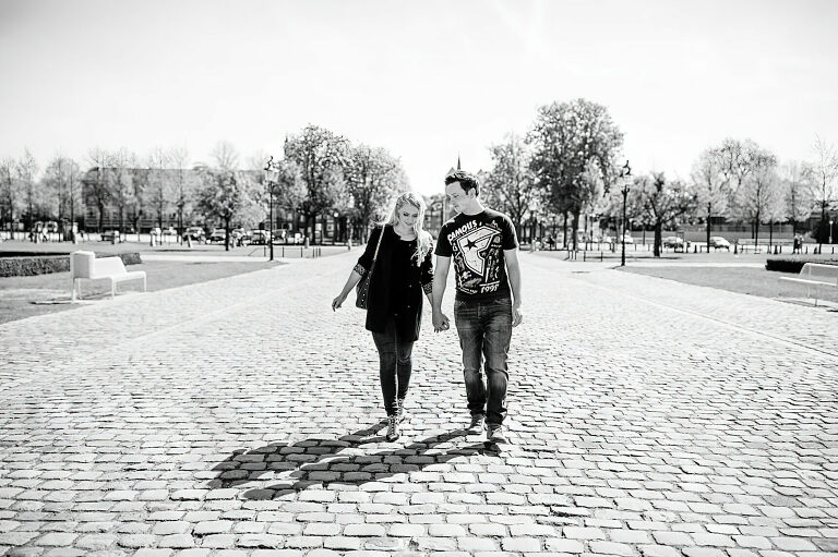 Paar geht Hand ind Hand über den Schlossplatz in Münster