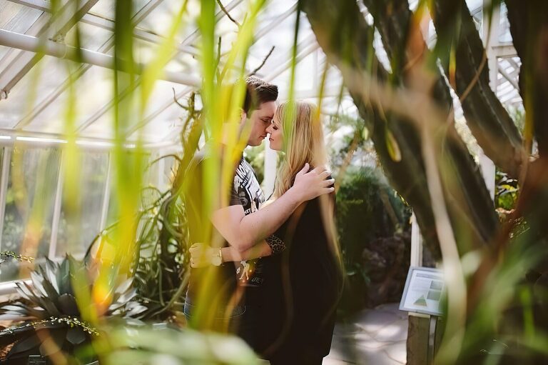 Paar küsst sich im Botanischen Garten Münster