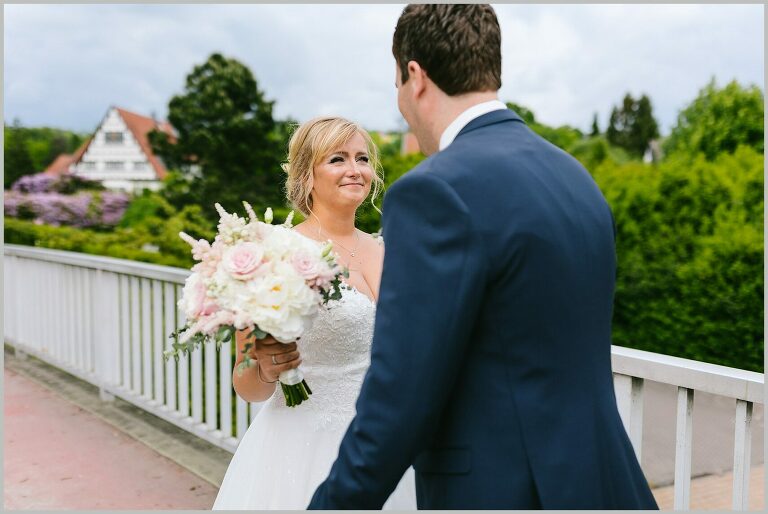 Braut schaut Ihren Bräutigam verliebt an ©Hochzeitsfotograf Bad Iburg