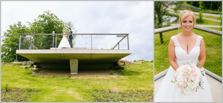 Brautpaar auf einer Brücke Braut hält Ihren Brautstrauss ©Hochzeitsfotograf Bad Iburg