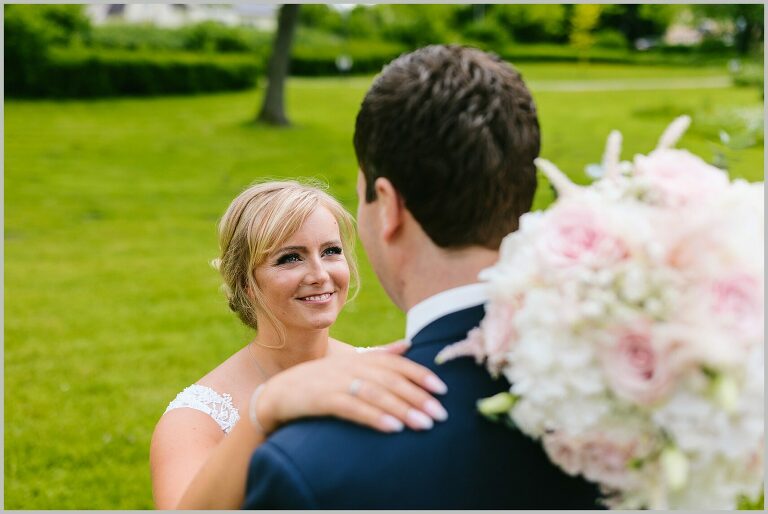 Braut umarmt den Bräutigam und schaut ihn verliebt an ©Hochzeitsfotograf Bad Iburg