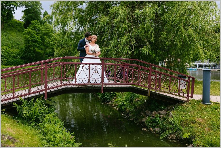 Verliebtes Brautpaar auf einer Brücke am Charlottensee Bad Iburg ©Hochzeitsfotograf Bad Iburg