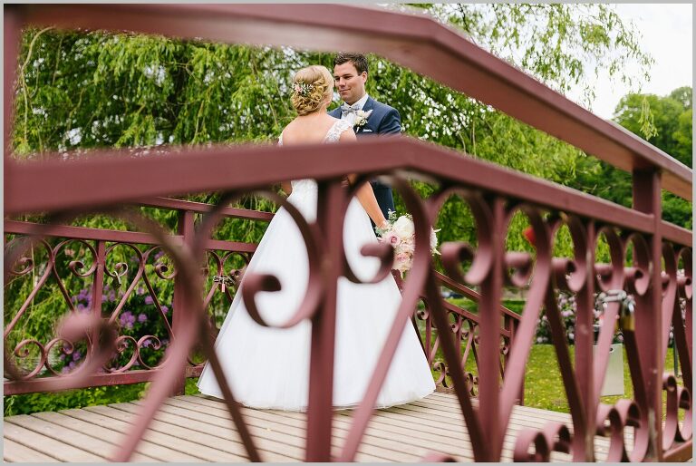 Brautpaar auf einer Brücke in Bad Iburg im Park ©Hochzeitsfotograf Bad Iburg