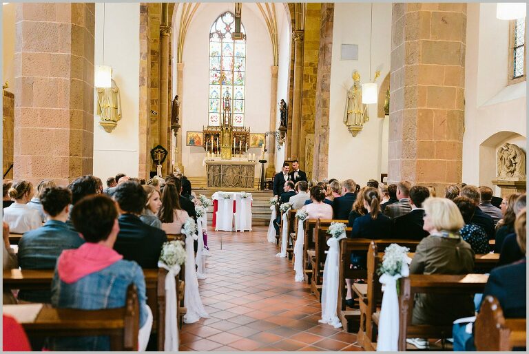 Bräutigam wartet in der Kirche auf seine Braut ©Hochzeitsfotograf Bad Iburg