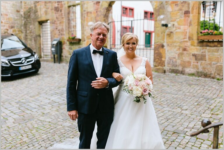 Braut mit ihrem Vater kurz vor dem Einzug in die Kirche ©Hochzeitsfotograf Bad Iburg