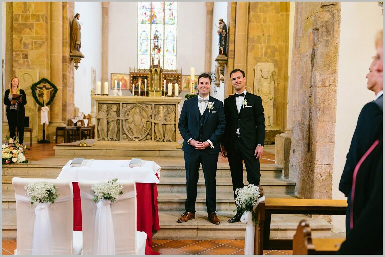 Bräutigam wartet auf seine Braut vor dem Altar ©Hochzeitsfotograf Bad Iburg