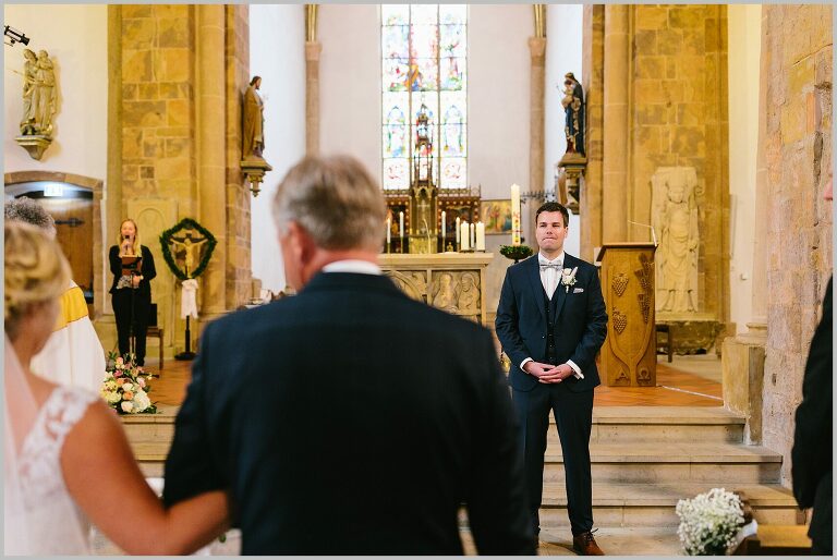 Brautvater überreicht seine Tochter dem Bräutigam in der Kirche ©Hochzeitsfotograf Bad Iburg