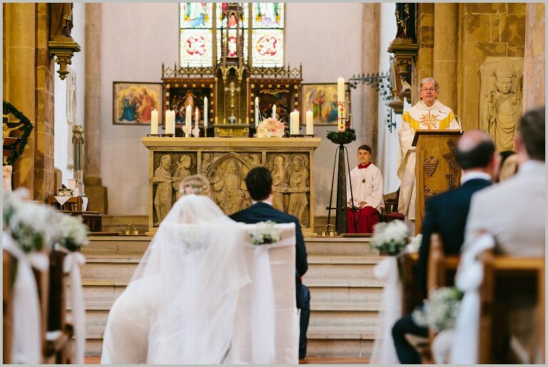 Pastor während einer Predigt in der Schlosskirche Bad Iburg ©Hochzeitsfotograf Bad Iburg