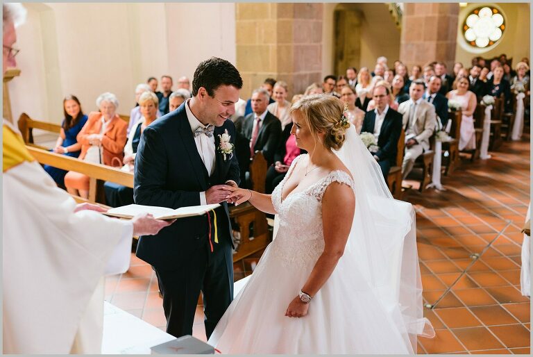 Bräutigam steckt seiner Braut den Ring an ©Hochzeitsfotograf Bad Iburg