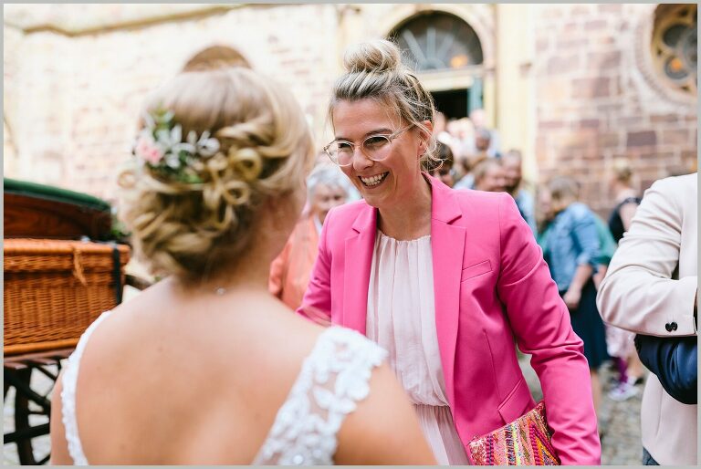 Braut wird nach kirchlichen Trauung beglückwünscht ©Hochzeitsfotograf Bad Iburg