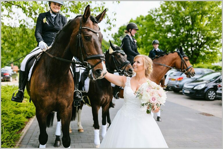 Braut schaut glücklich zum Pferd ©Hochzeitsfotograf Bad Iburg