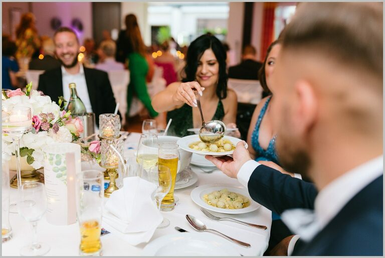 Gäste verteilen Suppe während des Hochzeitsessens ©Hochzeitsfotograf Bad Iburg